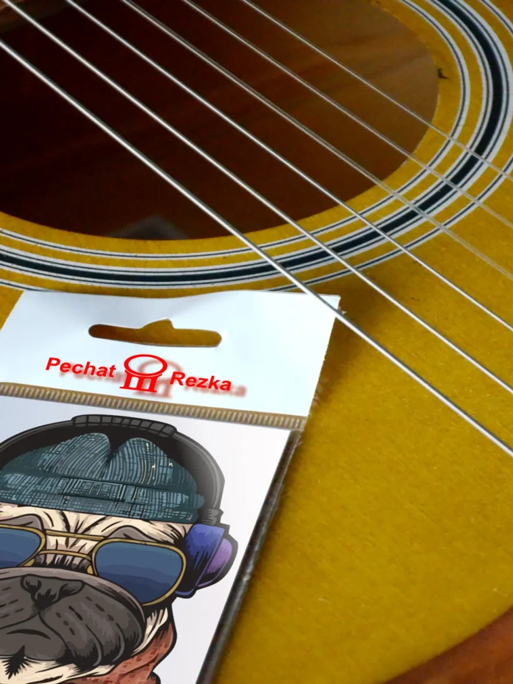 Стикер - Модный мопс в наушниках