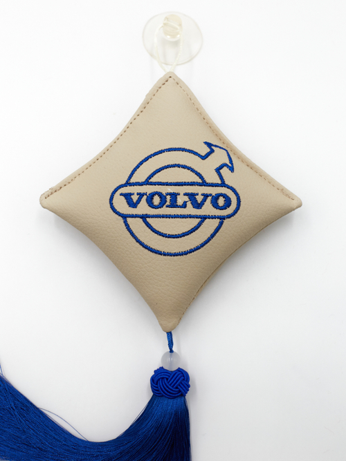 Ромб объемный на присоске VOLVO (экокожа, бежевый, синяя вышивка, кисть)