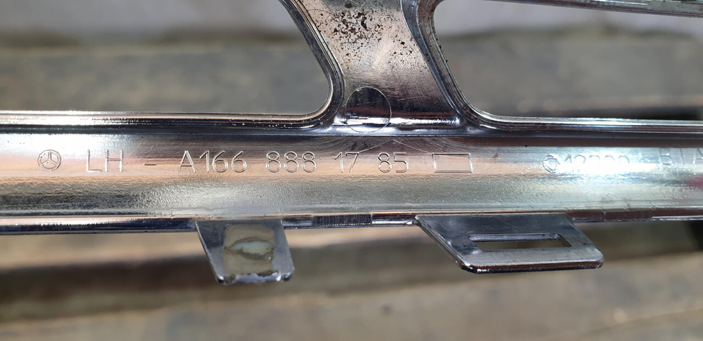 Молдинг решетки радиатора Mercedes GL GLS (X166) 15-19 Б/У Оригинал A1668881785