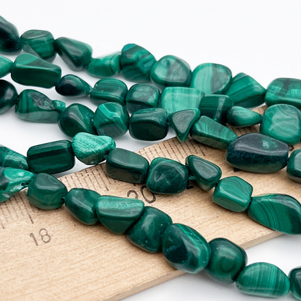 Малахит бусины, галтовка, размер около 6-9 мм, цена за нить 38 см