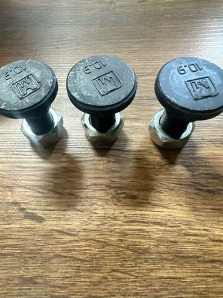 Болт ножа с гайкой головка 32мм,L 28мм, М14*1.5 класс прочности 10.9 ГОСТ1759.4-87