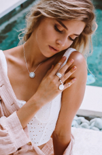 Колье «Лунный цикл» с белым перламутром и черной эмалью