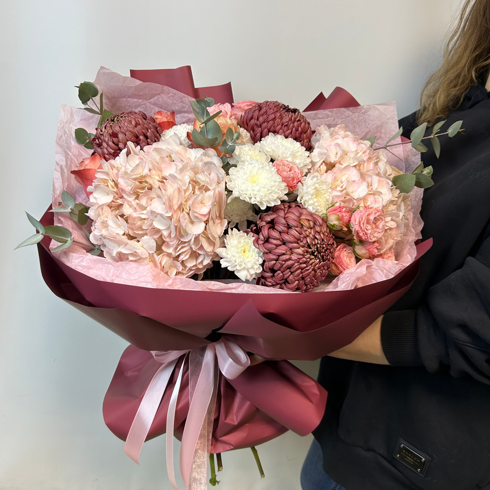 Букет с хризантемой бигуди и гортензией