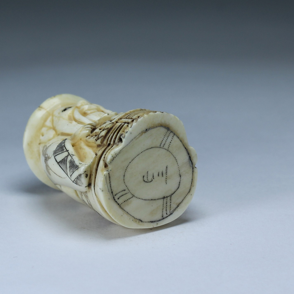 Нэцкэ Дзюродзин в круглой шапке с корзиной рыбы