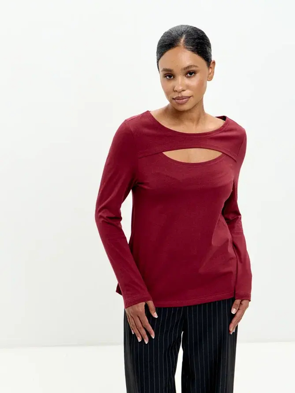 лонгслив дизайнерский с вырезом