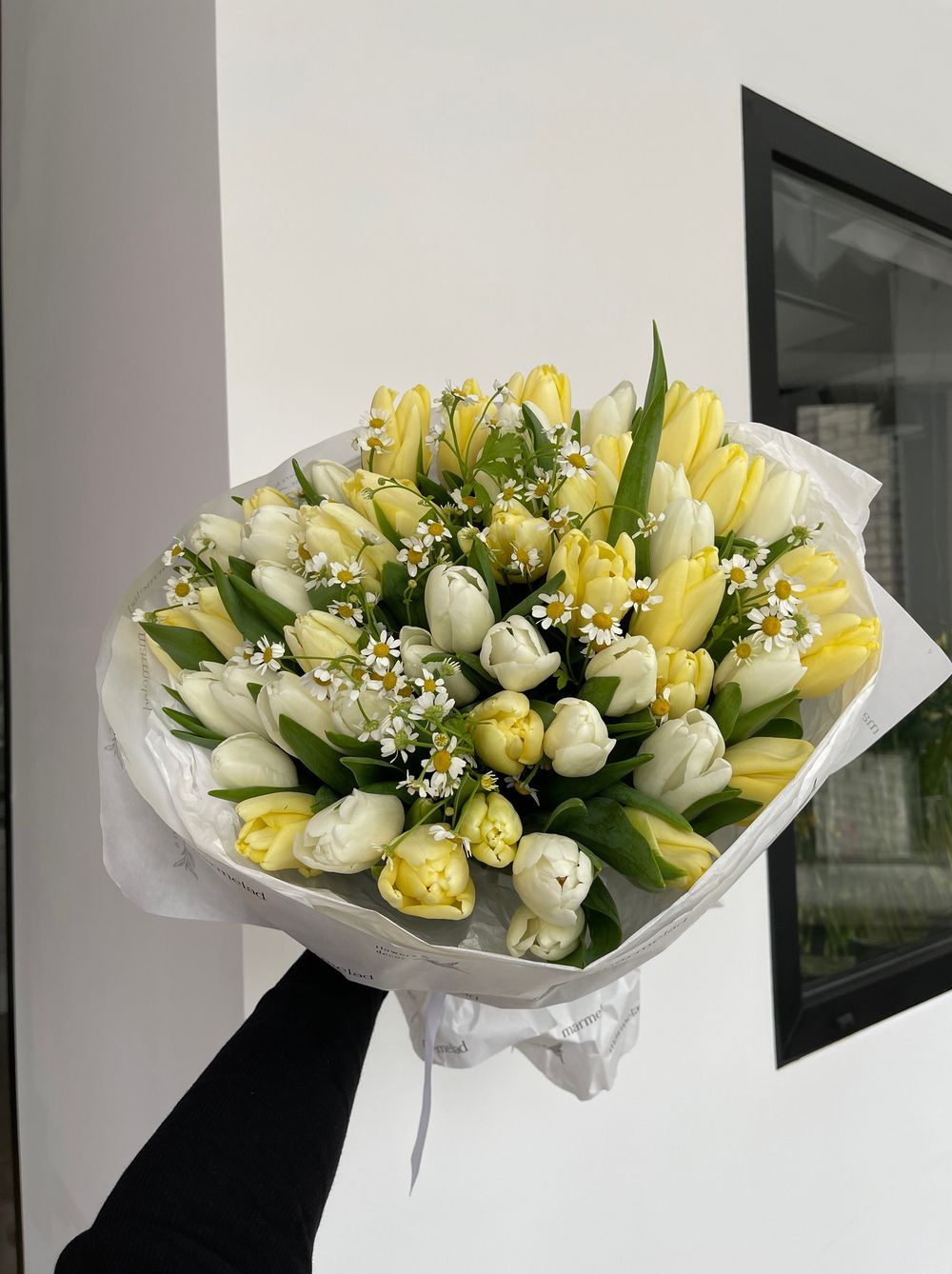 Букет большой из 51 белых, лимонных тюльпанов и ромашек
