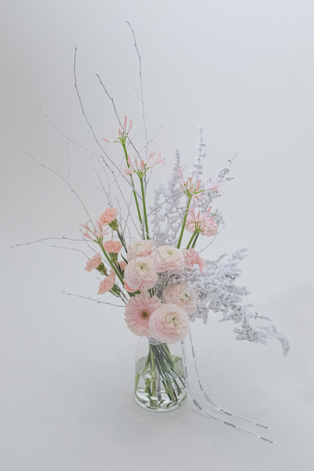 нежный зимний букет с ранункулюсами