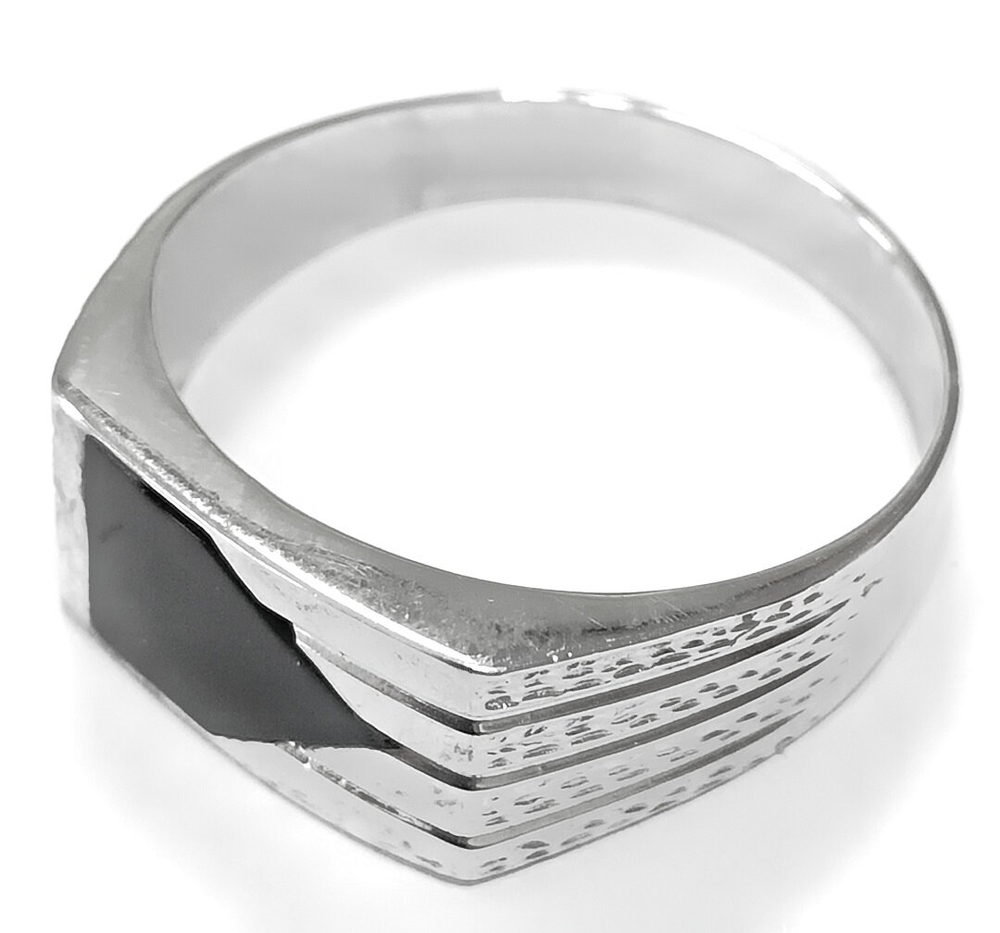 Ювелирное мужское кольцо из серебра с ониксом,размер21.5