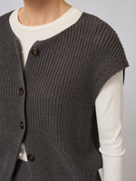 Жилет вязаный на пуговицах
