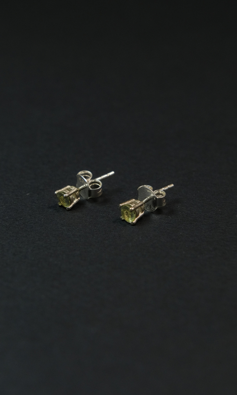 Серьги пуссеты "Memo about health" из хризолита с серебром 925