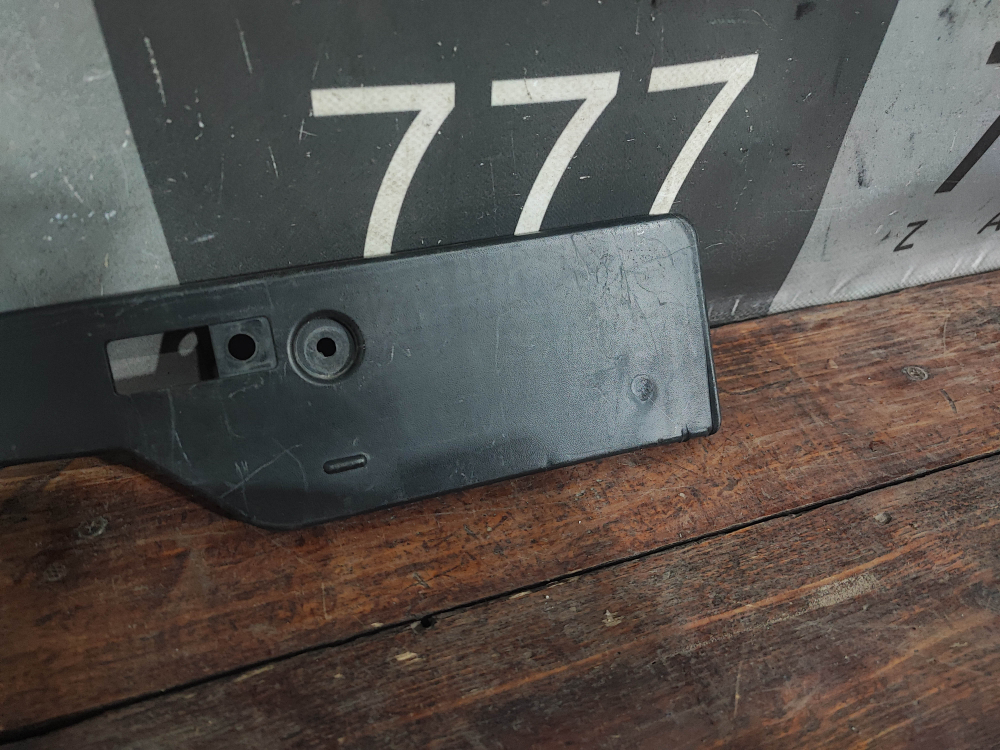 Площадка гос. номера Toyota RAV4 V (XA50) 18-нв Б/У Оригинал 5211442150