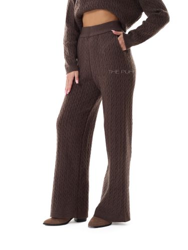 Шоколадный трикотажный костюм в косичку