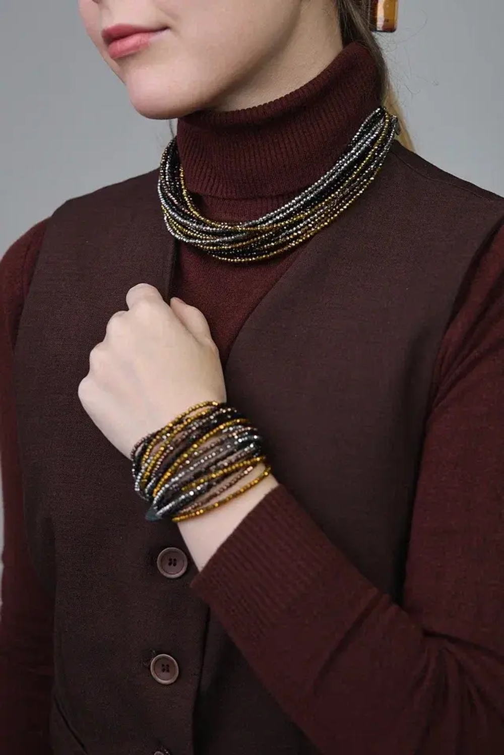 Колье из венецианского бисера на кожаной застежке, цвета черная икра,коньяк, золото, марказит, Корея