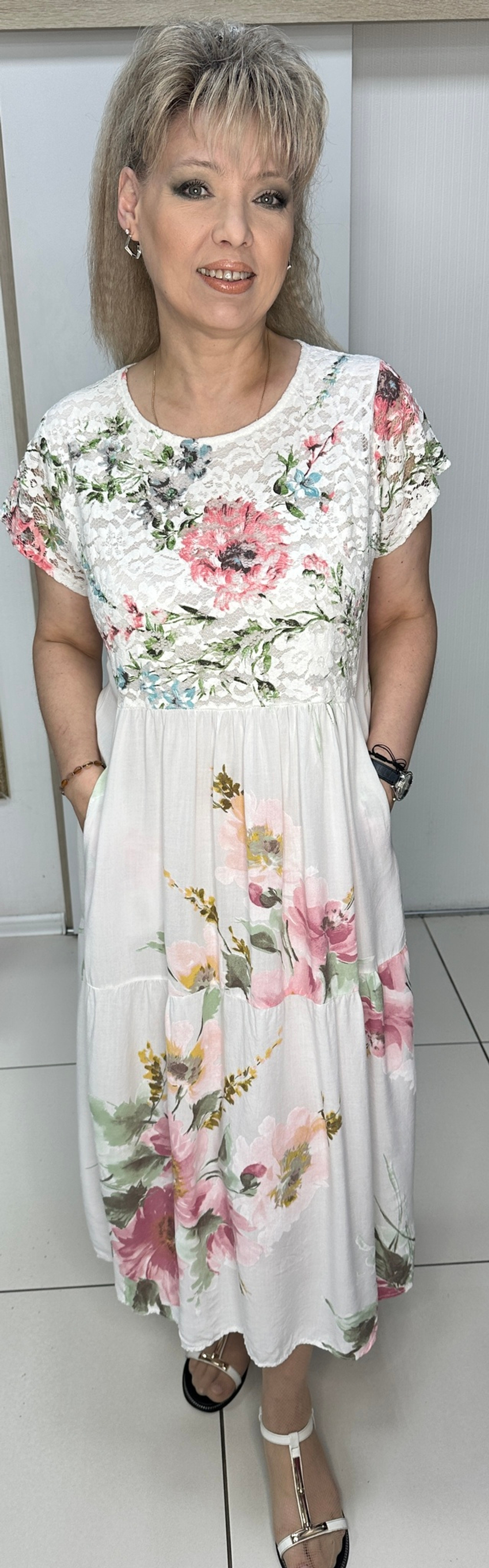 Белое, цветное с гипюровой вставкой, платье