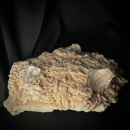 Топаз (2 кристалла на материнской породе)