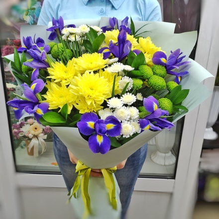 Букет с ирисами и хризантемами