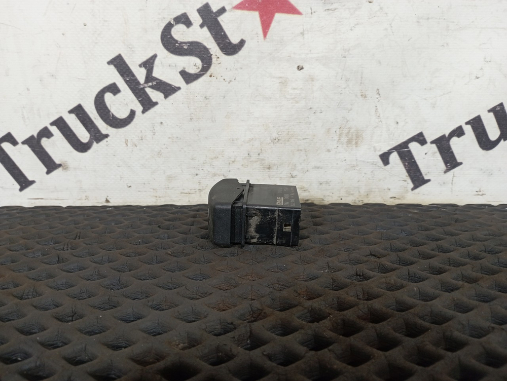 Кнопка люка