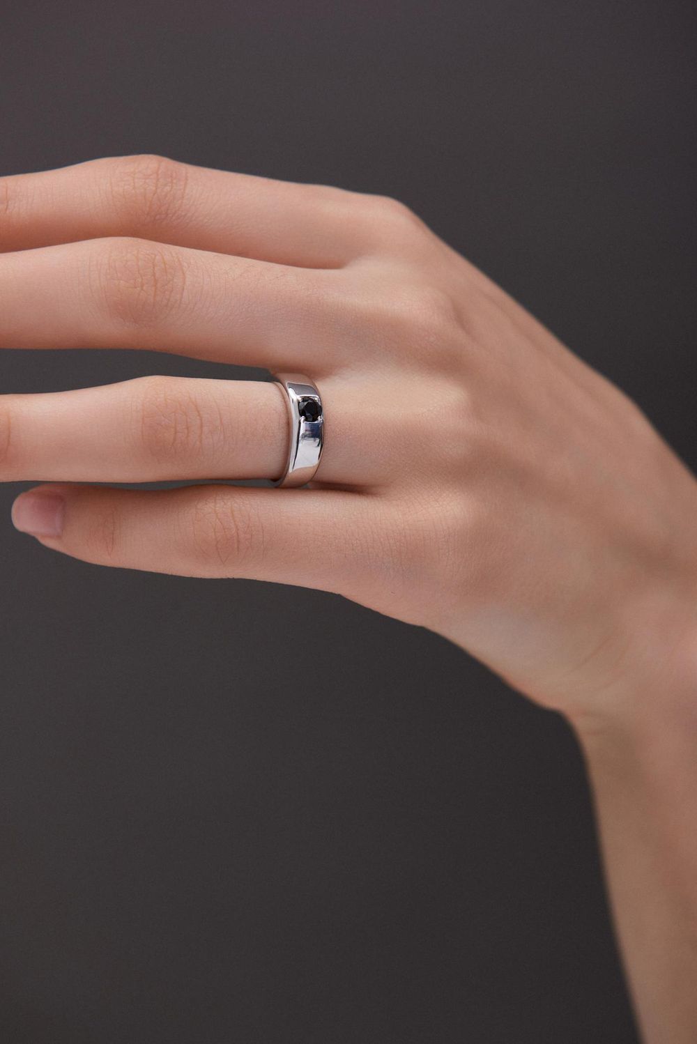 Кольцо Crystal Round с черной шпинелью