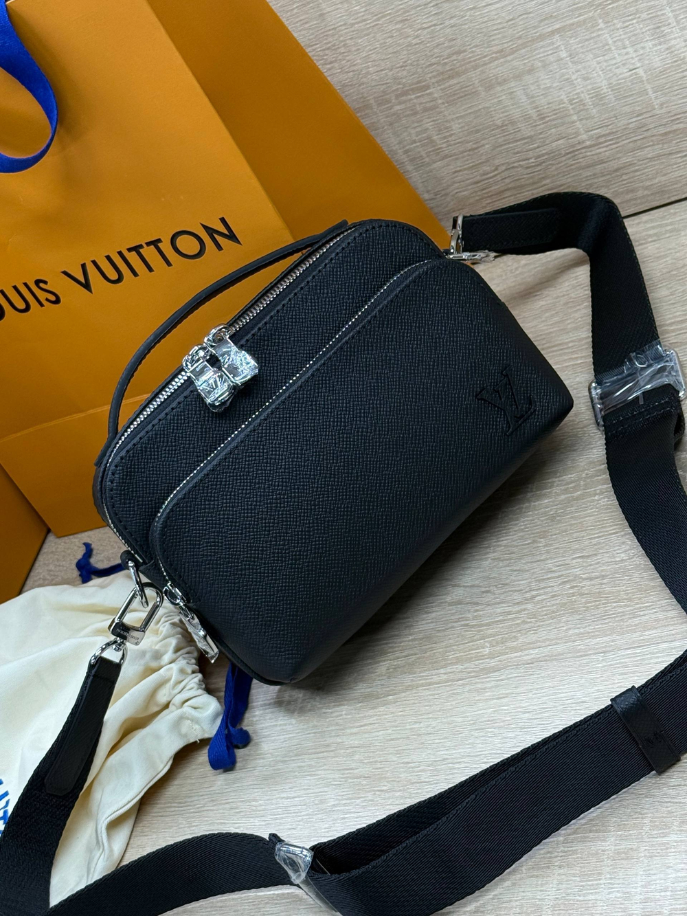 Сумка-мессенджер Louis Vuitton