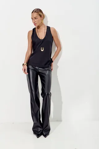 Брюки клеш из экокожи черного цвета