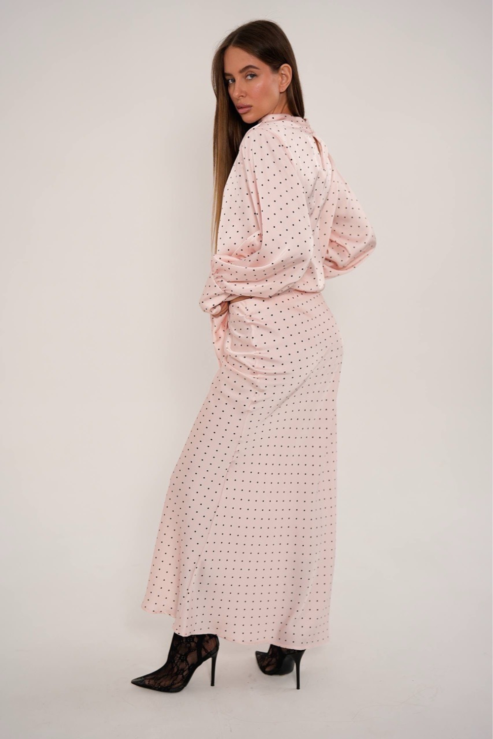 Костюм в горошек с юбкой в макси длине из вискозного шелка