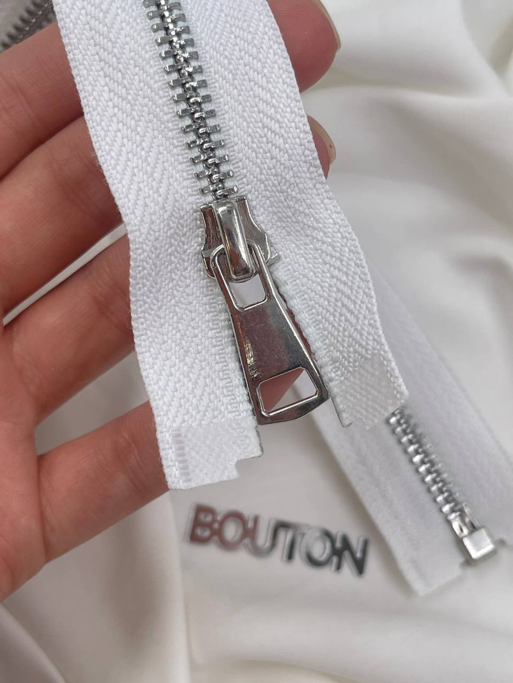 Молния белая серебро