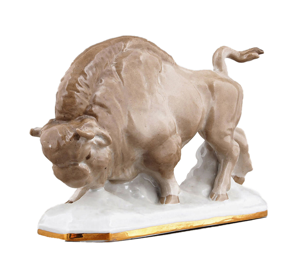 Зубр. Фарфоровая скульптура. С.И Вайнштейн-Машурина. Дмитровский фарфоровый завод.