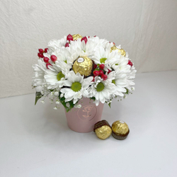 Сладкий букет из хризантемы, гипсофилы и конфет Ferrero Rocher в стаканчике "Жемчужина"