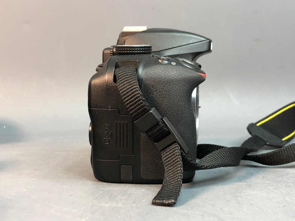 Nikon D3300 Kit 18-55mm VR II 16.105 Кадров