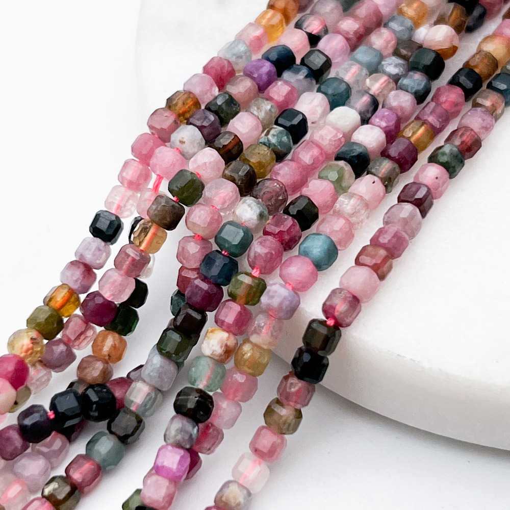 Турмалин бусины, куб, размер около 3-3,2 мм, цена за отрезок 19 см (1/2 нити)