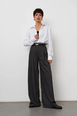 Брюки с защипами в полоску темно-серого цвета