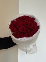 Букет 25 красных роз в оформлении