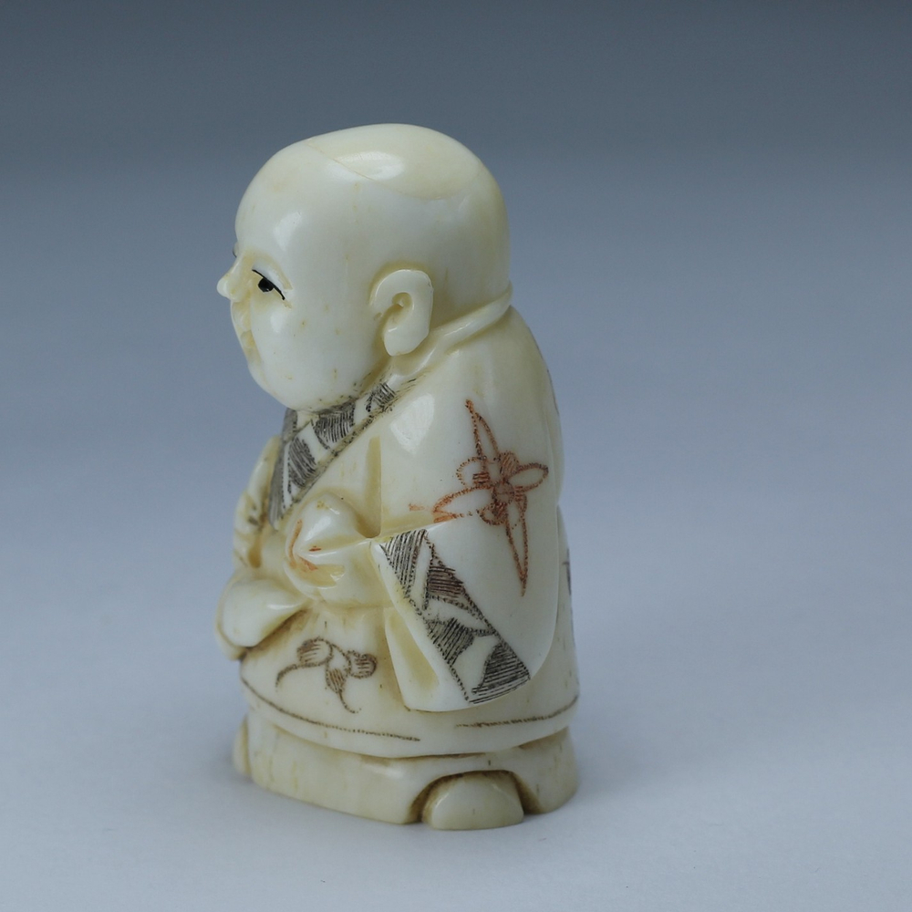 Нэцкэ Мальчик с узелком и персиком