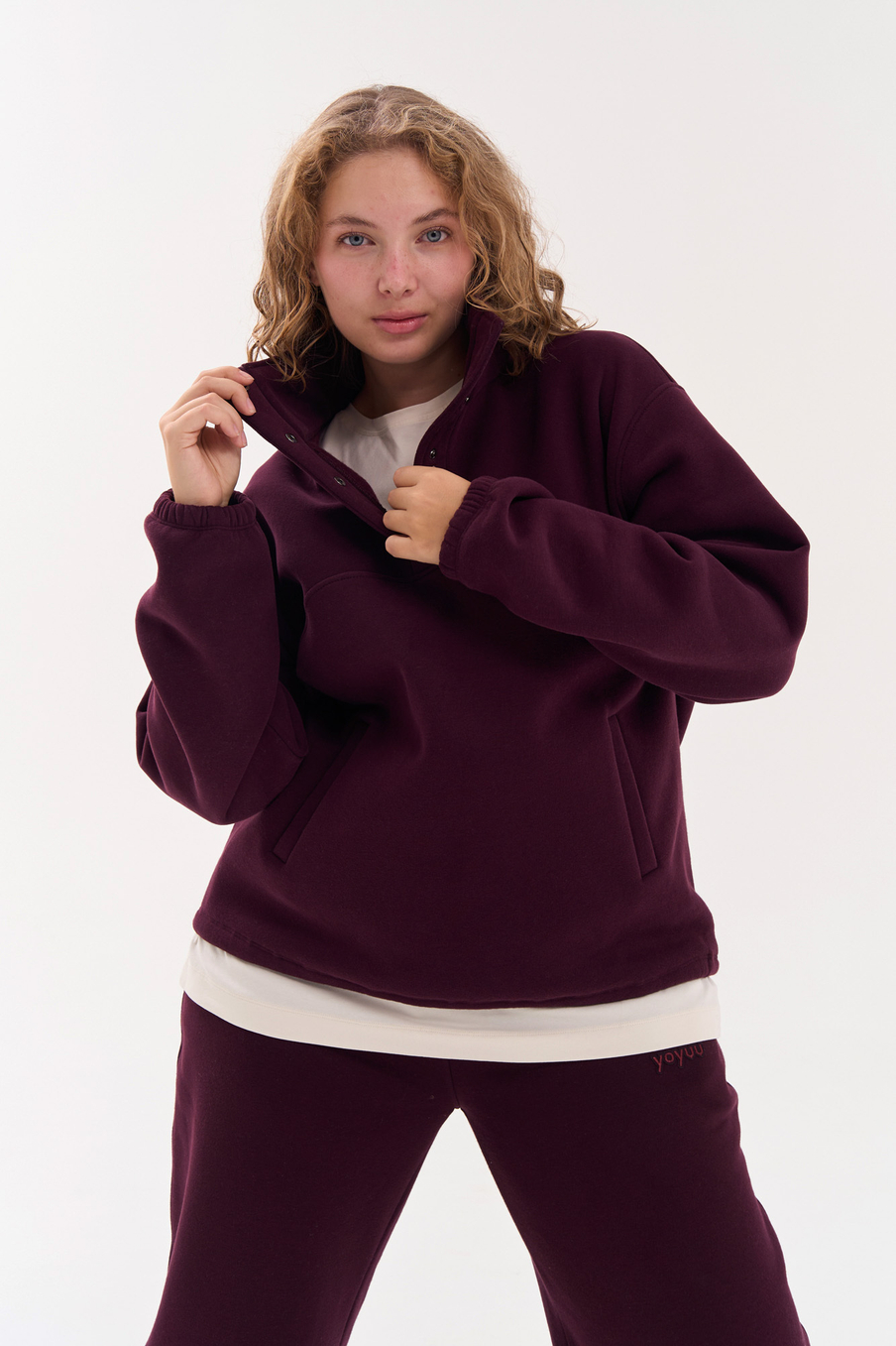 Свитшот с воротником на кнопках из футера с начесом в винном цвете
