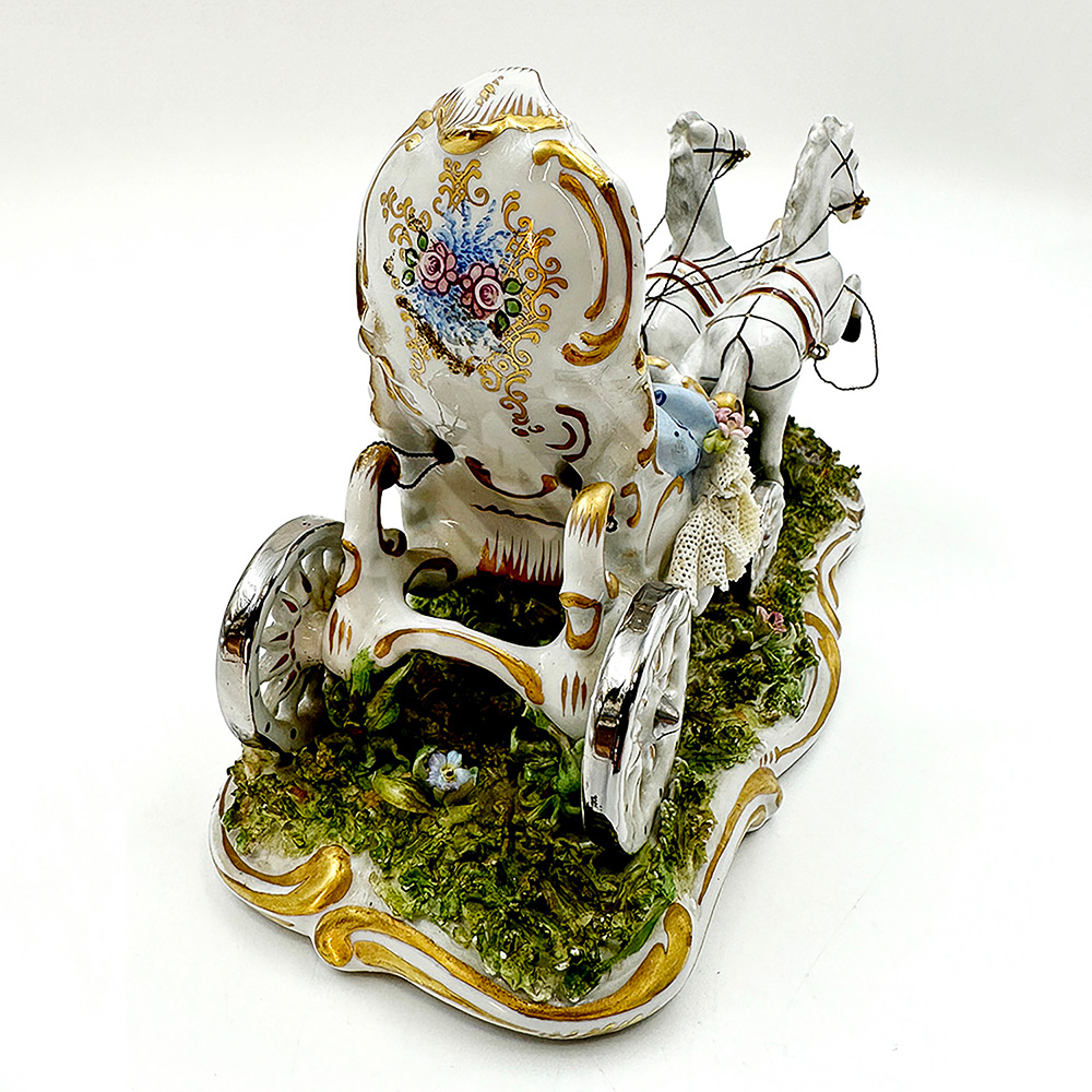 Маленькая повозка, запряжённая лошадьми. Фарфор, круж. фарфор, руч.роспись. Capodimonte. н. ХХ в.