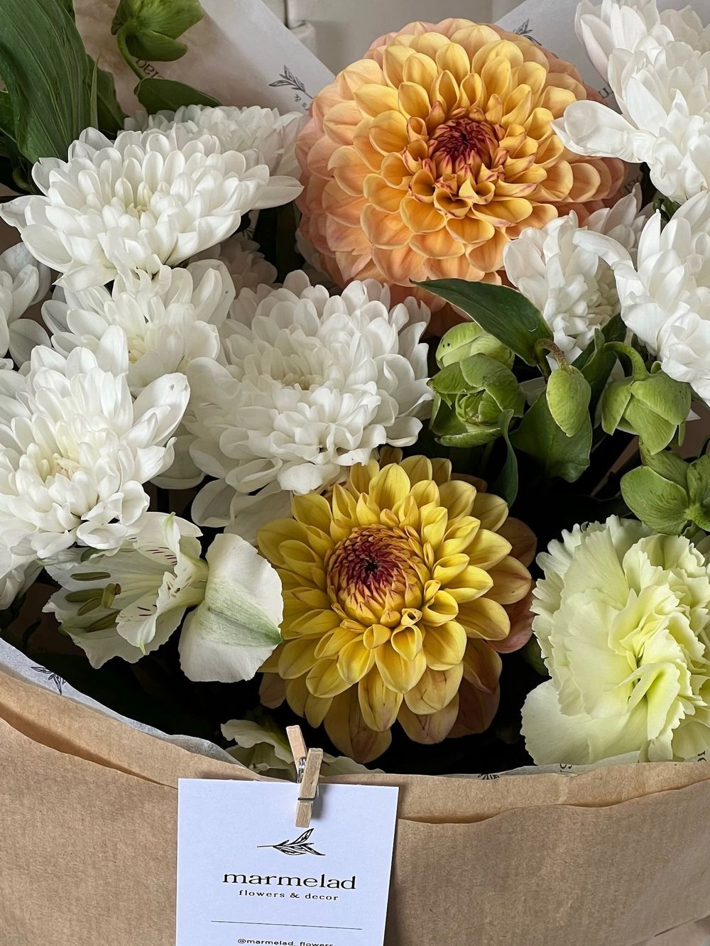 Букет сборный  из георгин, хризантемы и альстромерии