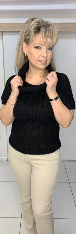 Черный короткий джемпер с короткими рукавами