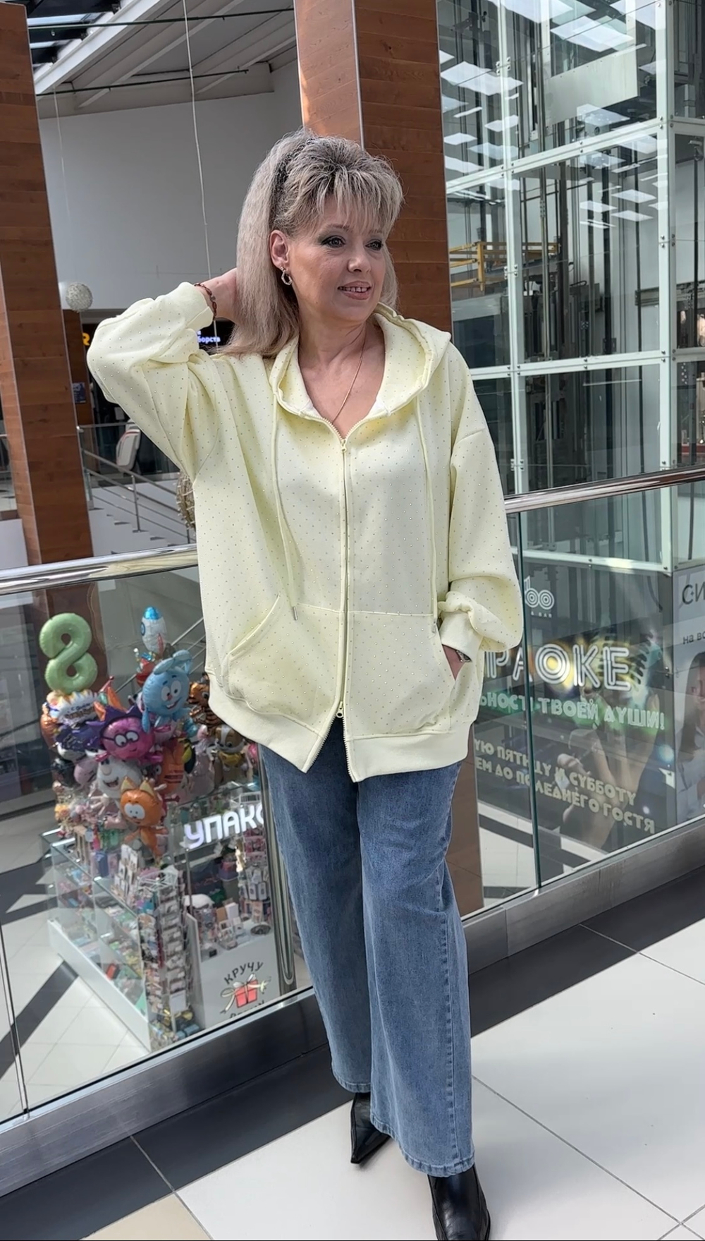 Желтый бомбер-жакет со стразами