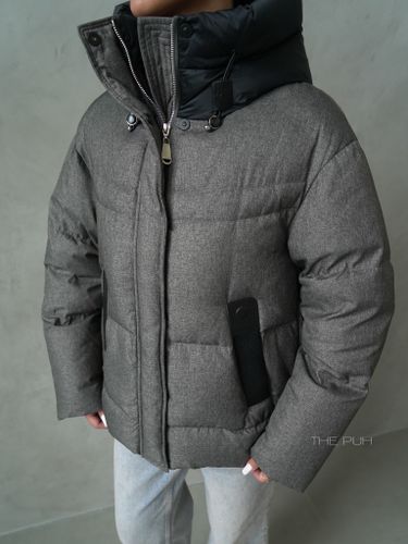 Серый пуховик с объемным воротником и капюшоном