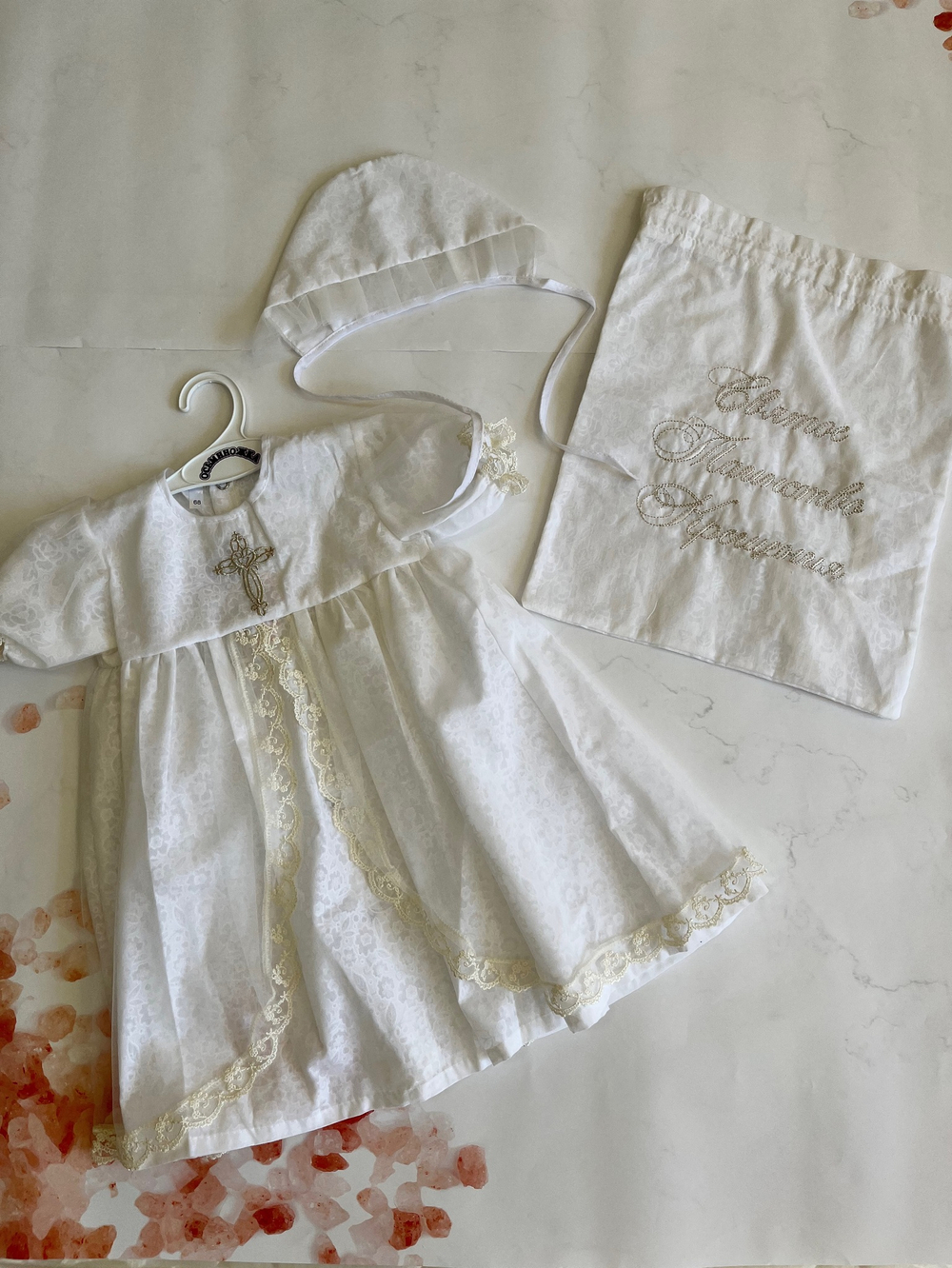 Крестильный комплект для девочки 3 предм. (Мешочек, Платье, Чепчик) Артикул: К02-3 (Цвет: Белый, Размер: 68)