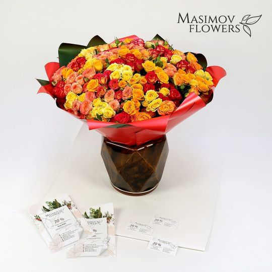 Букет из 51 кустовой розы "Нежное пламя"