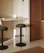 Табурет Zaib из синели темно-зеленого цвета и черной матовой стали, высота 58-80 см.