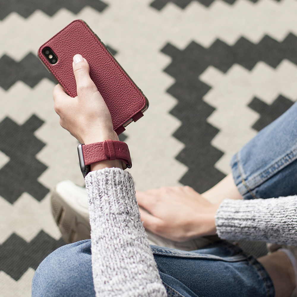 Чехол кожаный для iPhone X/XS вишневого цвета