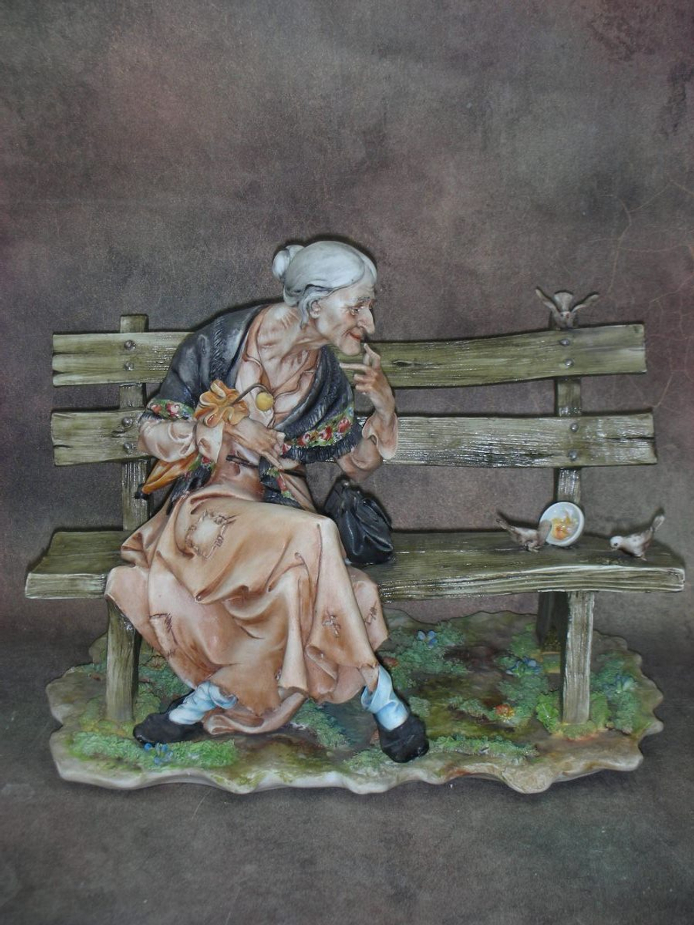 Статуэтка. Фарфор. Старушка, кормящая голубей. Capodimonte. Италия