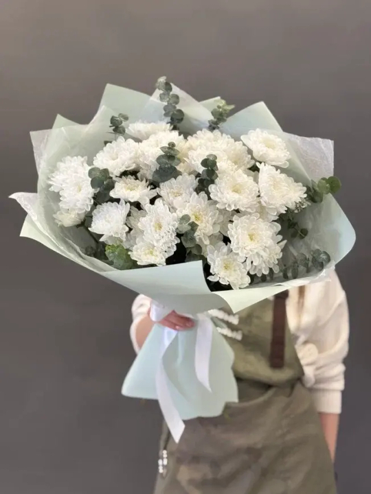 Букет Белые хризантемы с эвкалиптом