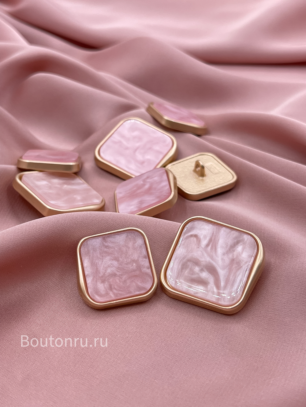 Пуговицы неровный квадрат с розовым перламутровым камнем в матовом золоте