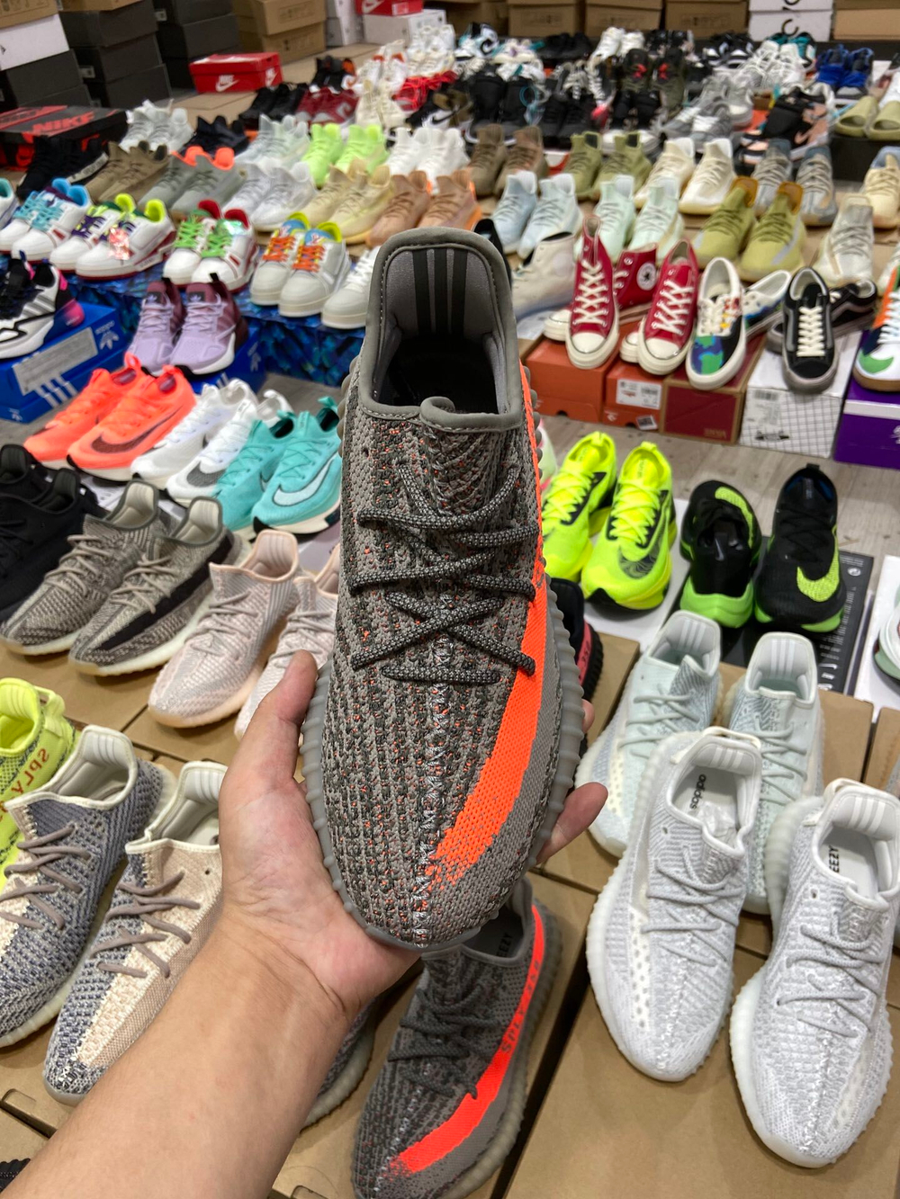 Купить в Москве кроссовки  adidas Yeezy Boost 350 V2