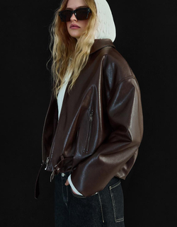 BERSHKA Бомбер из искусственной кожи с поясом, коричневый