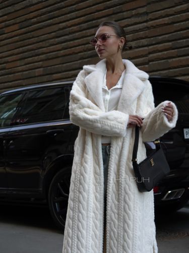 Длинная белая шуба из эко-меха