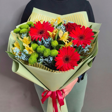 Авторский букет с красными герберами